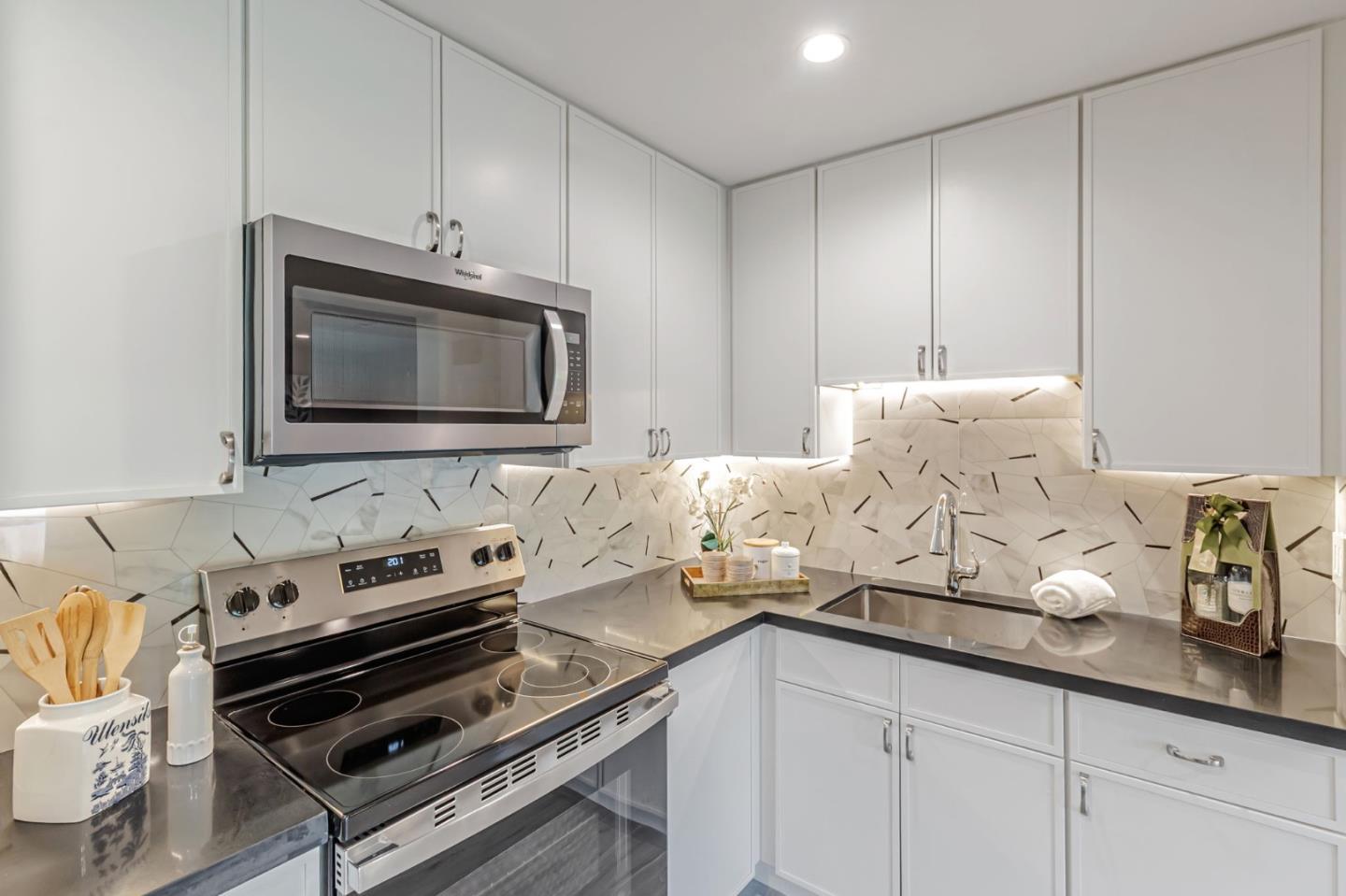 Detail Gallery Image 36 of 121 For 3119 Oak Knoll Dr, Redwood City,  CA 94062 - 8 Beds | 7 Baths