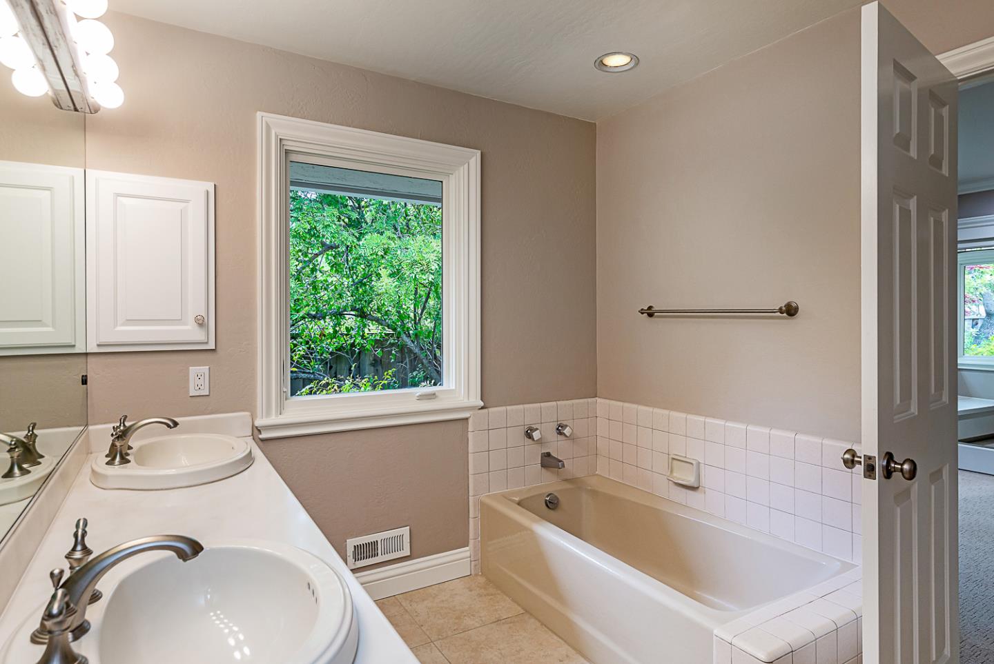 Detail Gallery Image 26 of 42 For 24139 Summerhill Ave, Los Altos,  CA 94024 - 6 Beds | 4/1 Baths