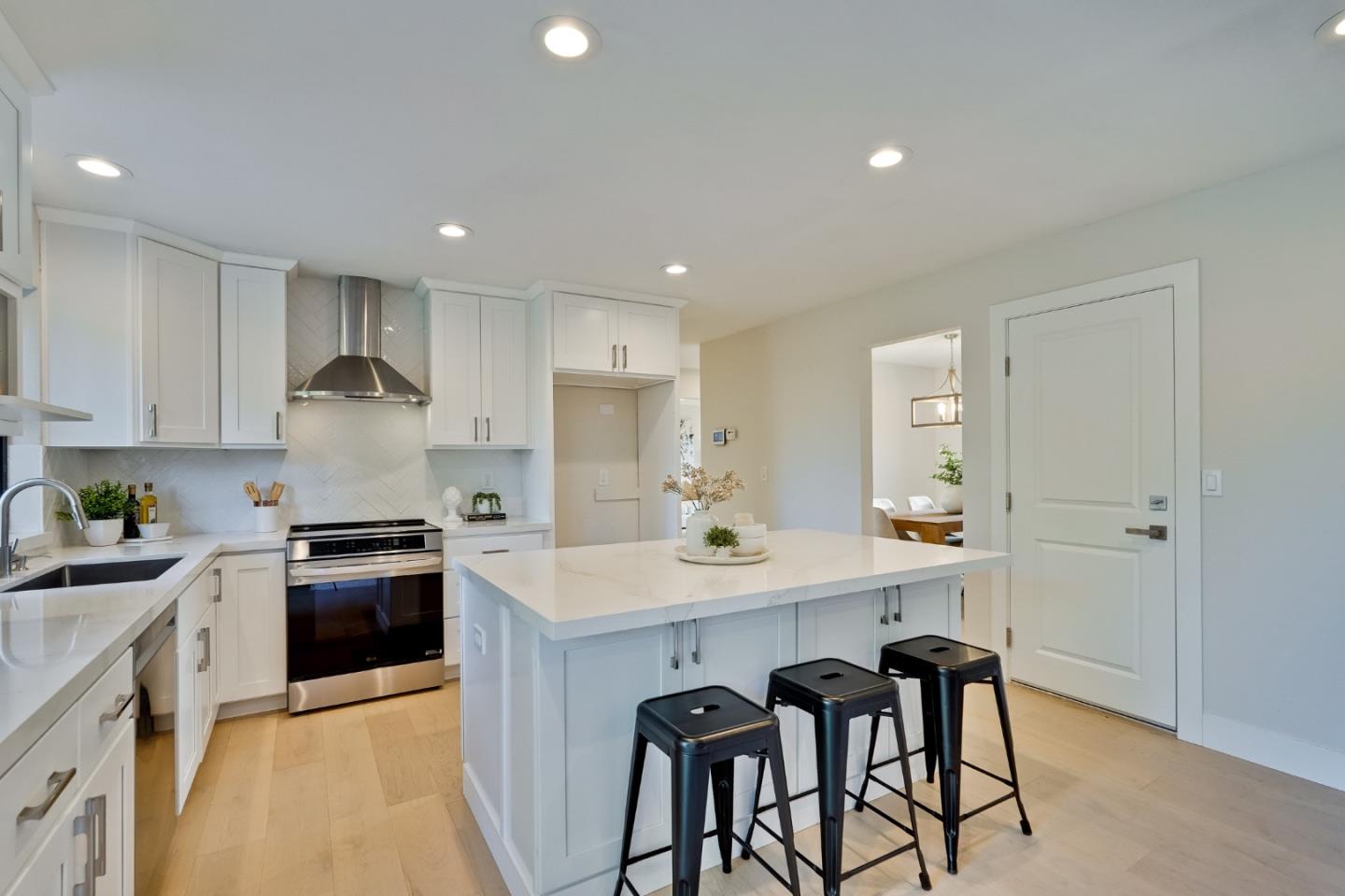 Detail Gallery Image 16 of 57 For 766 Mahogany Ln, Sunnyvale,  CA 94086 - 3 Beds | 2 Baths