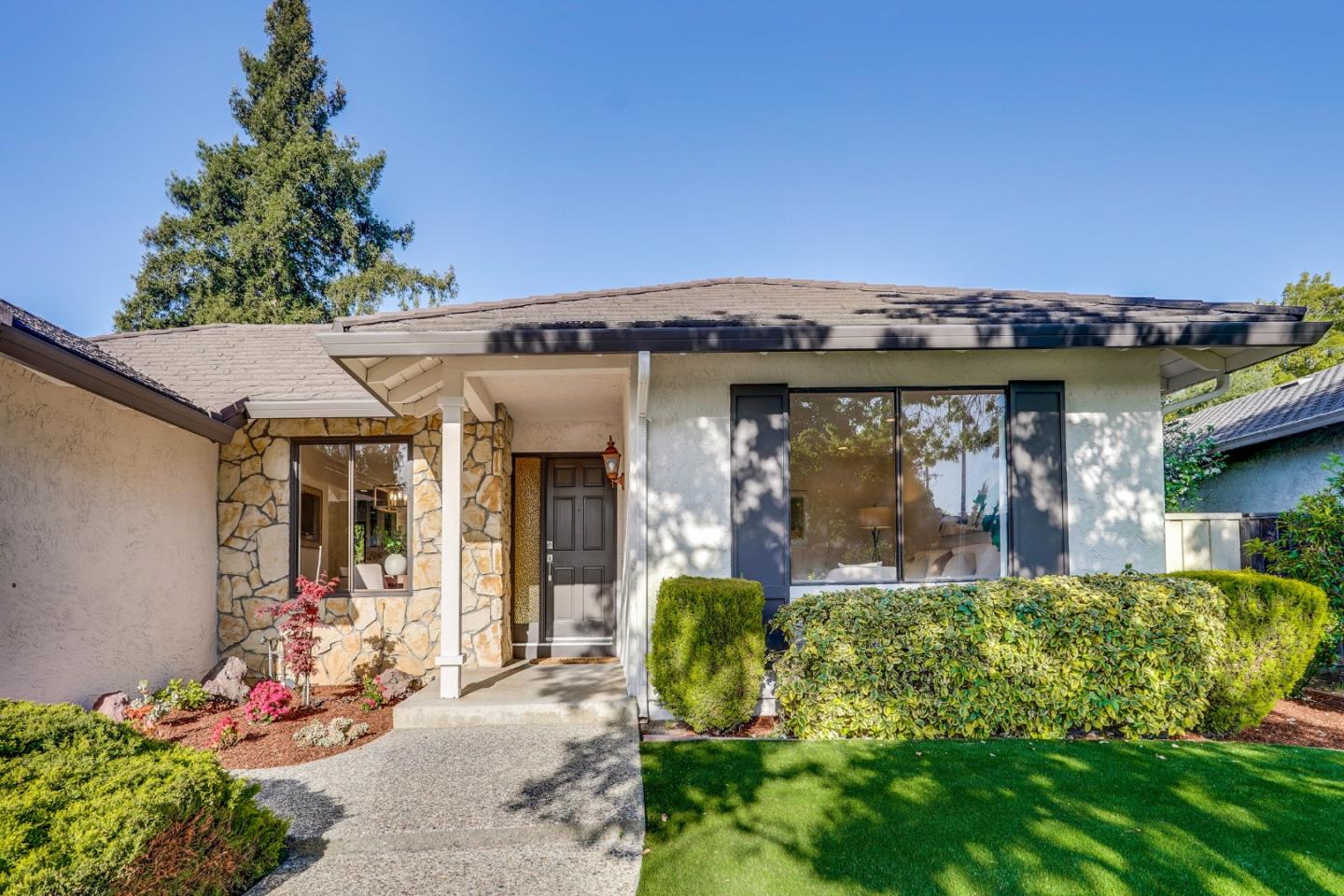 Detail Gallery Image 4 of 57 For 766 Mahogany Ln, Sunnyvale,  CA 94086 - 3 Beds | 2 Baths