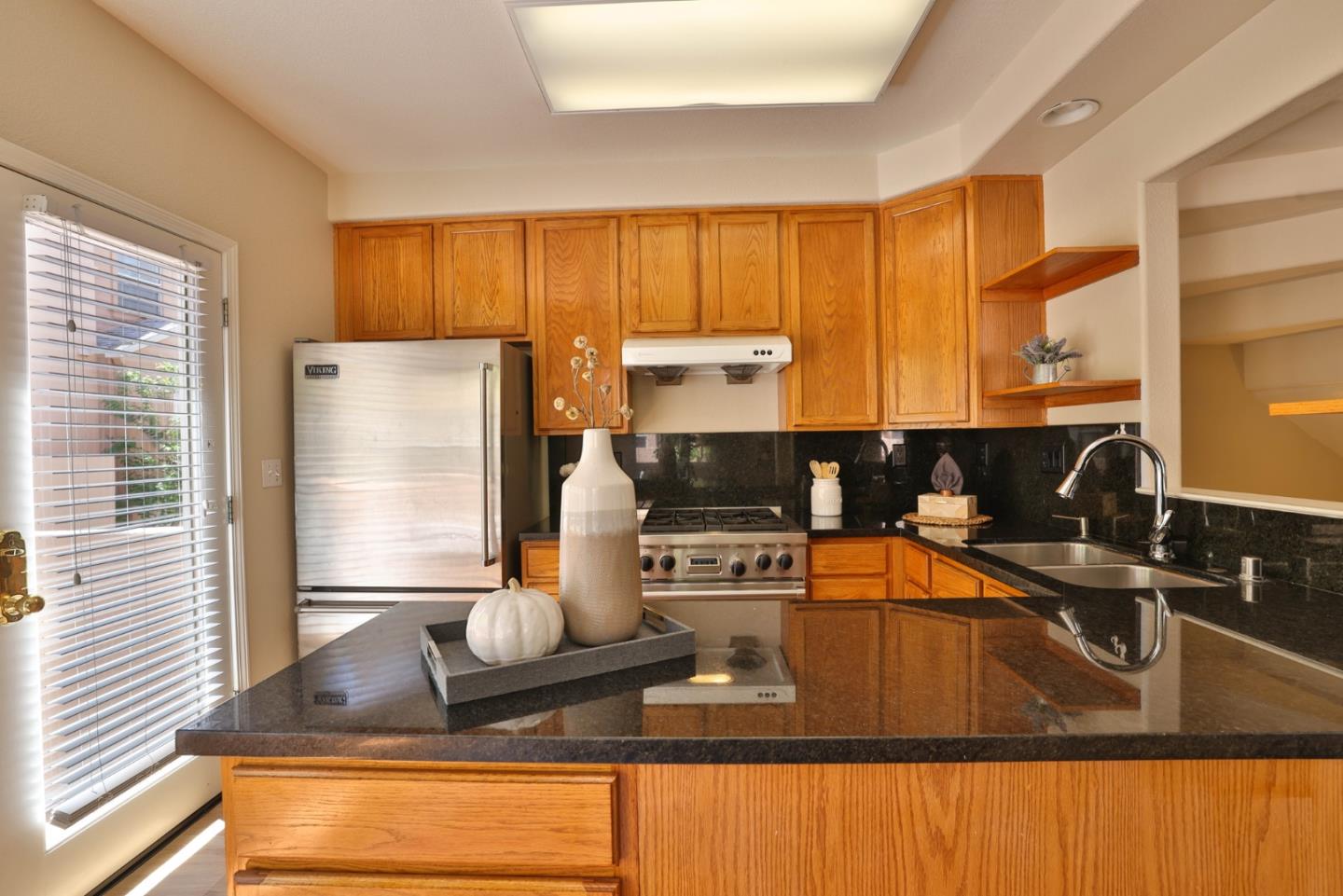 Detail Gallery Image 10 of 34 For 101 Showers Ct, Mountain View,  CA 94040 - 3 Beds | 3 Baths