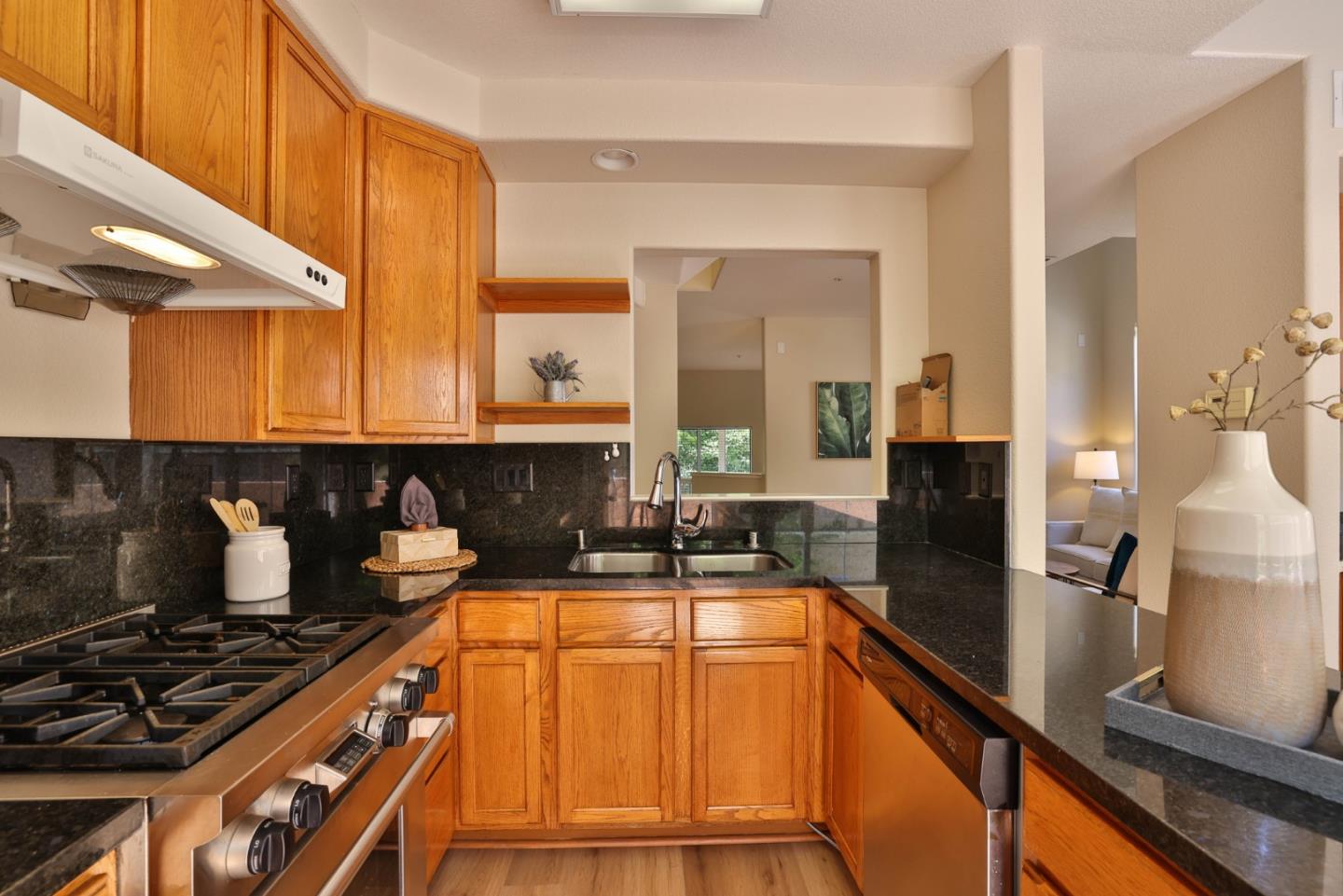 Detail Gallery Image 11 of 34 For 101 Showers Ct, Mountain View,  CA 94040 - 3 Beds | 3 Baths