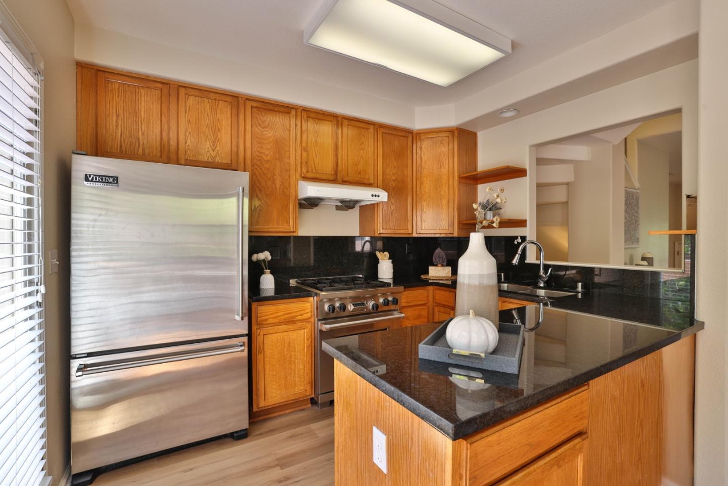 Detail Gallery Image 12 of 34 For 101 Showers Ct, Mountain View,  CA 94040 - 3 Beds | 3 Baths