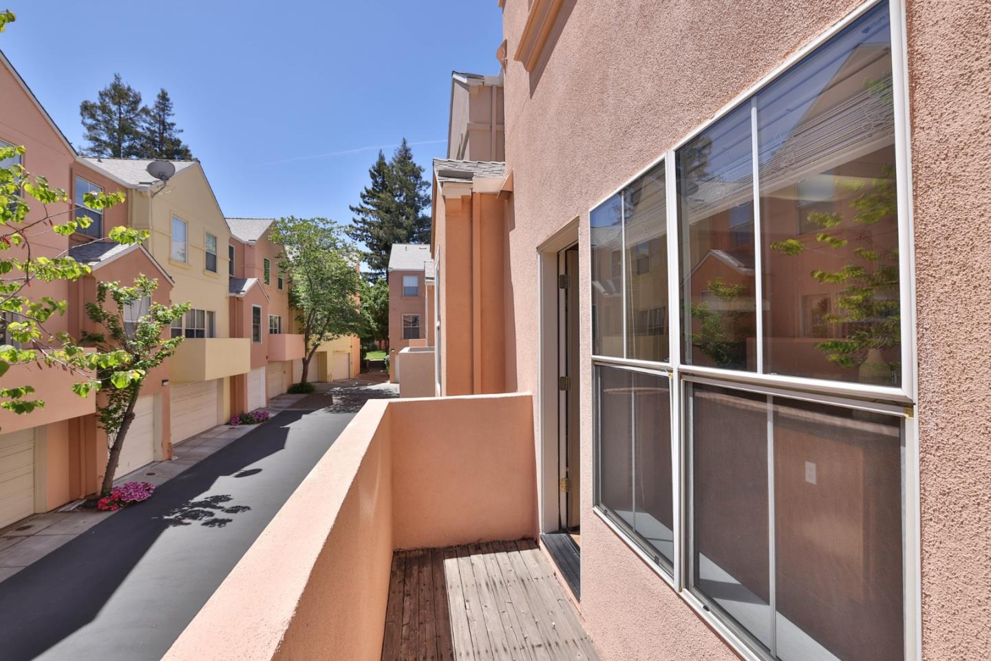 Detail Gallery Image 14 of 34 For 101 Showers Ct, Mountain View,  CA 94040 - 3 Beds | 3 Baths