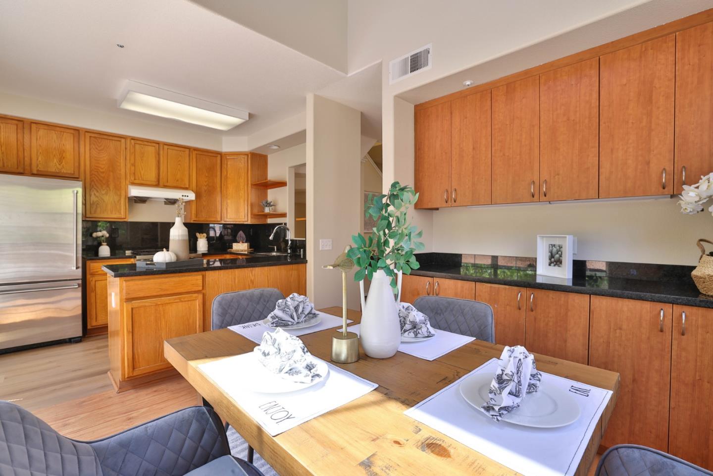 Detail Gallery Image 6 of 34 For 101 Showers Ct, Mountain View,  CA 94040 - 3 Beds | 3 Baths