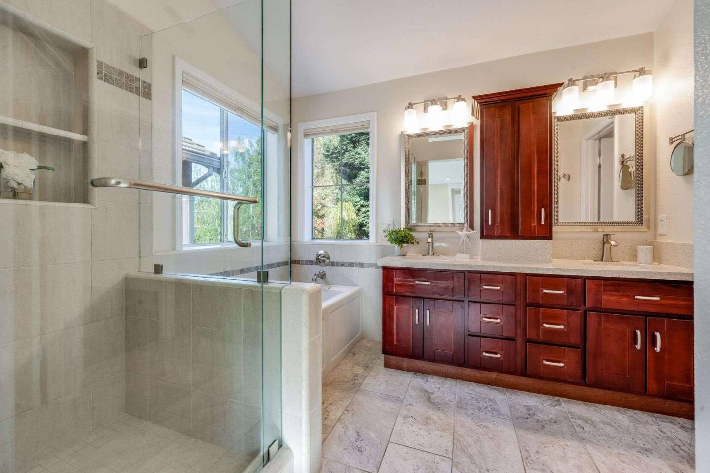 Detail Gallery Image 13 of 57 For 105 Chetwood Dr, Mountain View,  CA 94043 - 4 Beds | 2/1 Baths