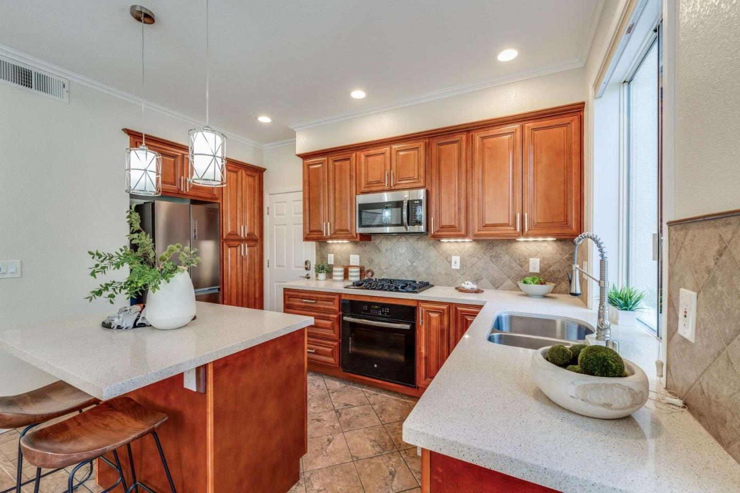 Detail Gallery Image 4 of 57 For 105 Chetwood Dr, Mountain View,  CA 94043 - 4 Beds | 2/1 Baths