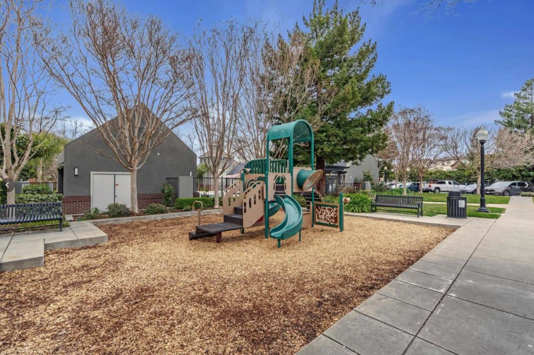 Detail Gallery Image 45 of 57 For 105 Chetwood Dr, Mountain View,  CA 94043 - 4 Beds | 2/1 Baths