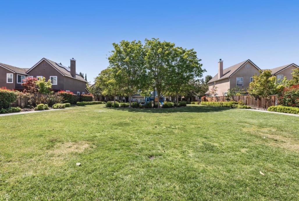 Detail Gallery Image 46 of 57 For 105 Chetwood Dr, Mountain View,  CA 94043 - 4 Beds | 2/1 Baths