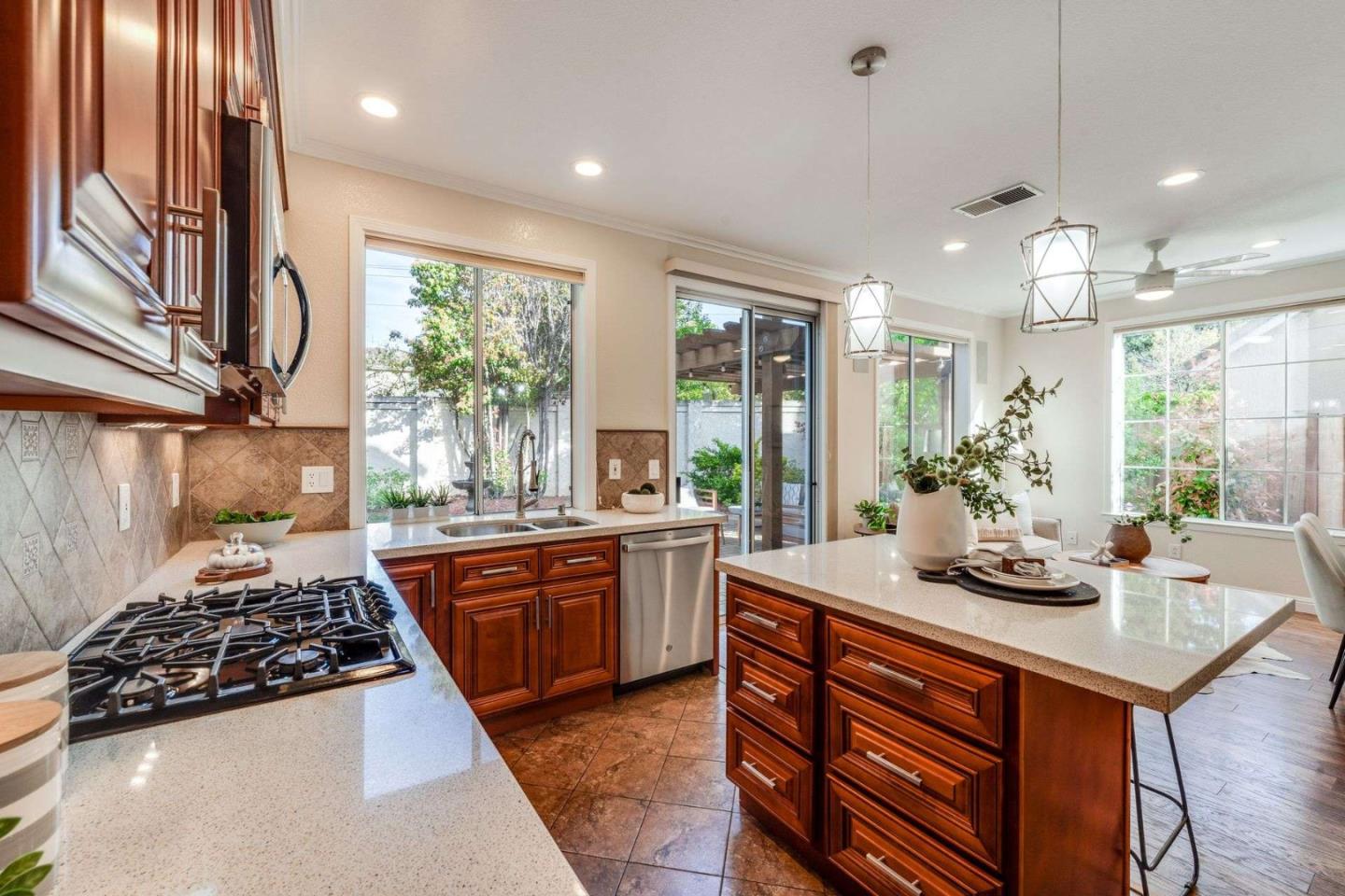 Detail Gallery Image 5 of 57 For 105 Chetwood Dr, Mountain View,  CA 94043 - 4 Beds | 2/1 Baths