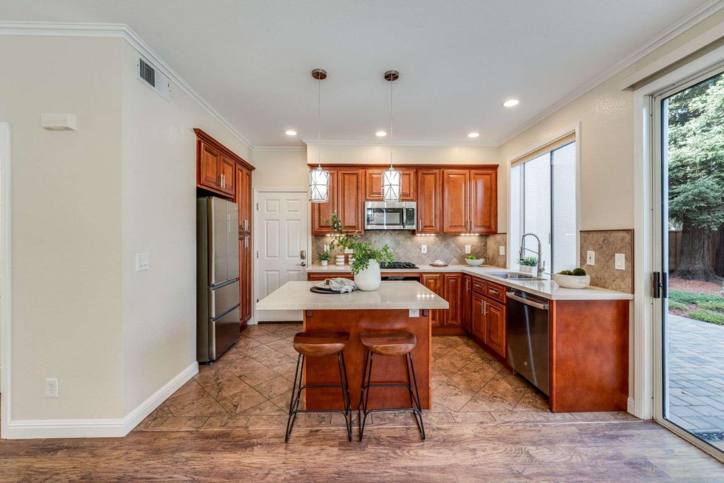 Detail Gallery Image 7 of 57 For 105 Chetwood Dr, Mountain View,  CA 94043 - 4 Beds | 2/1 Baths
