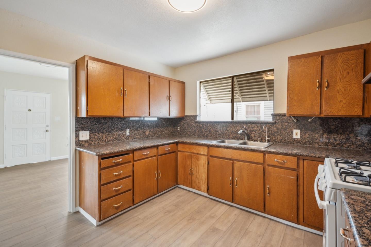 Detail Gallery Image 6 of 27 For 21 N Filice St, Salinas,  CA 93905 - 3 Beds | 2 Baths