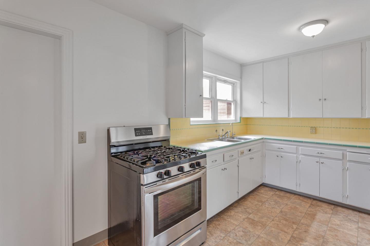 Detail Gallery Image 11 of 34 For 9 Melway Cir, Monterey,  CA 93940 - 3 Beds | 1 Baths