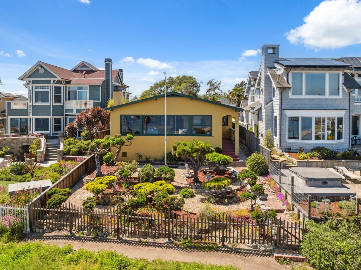 Detail Gallery Image 14 of 31 For 1540 Prospect Ave, Capitola,  CA 95010 - 4 Beds | 2 Baths
