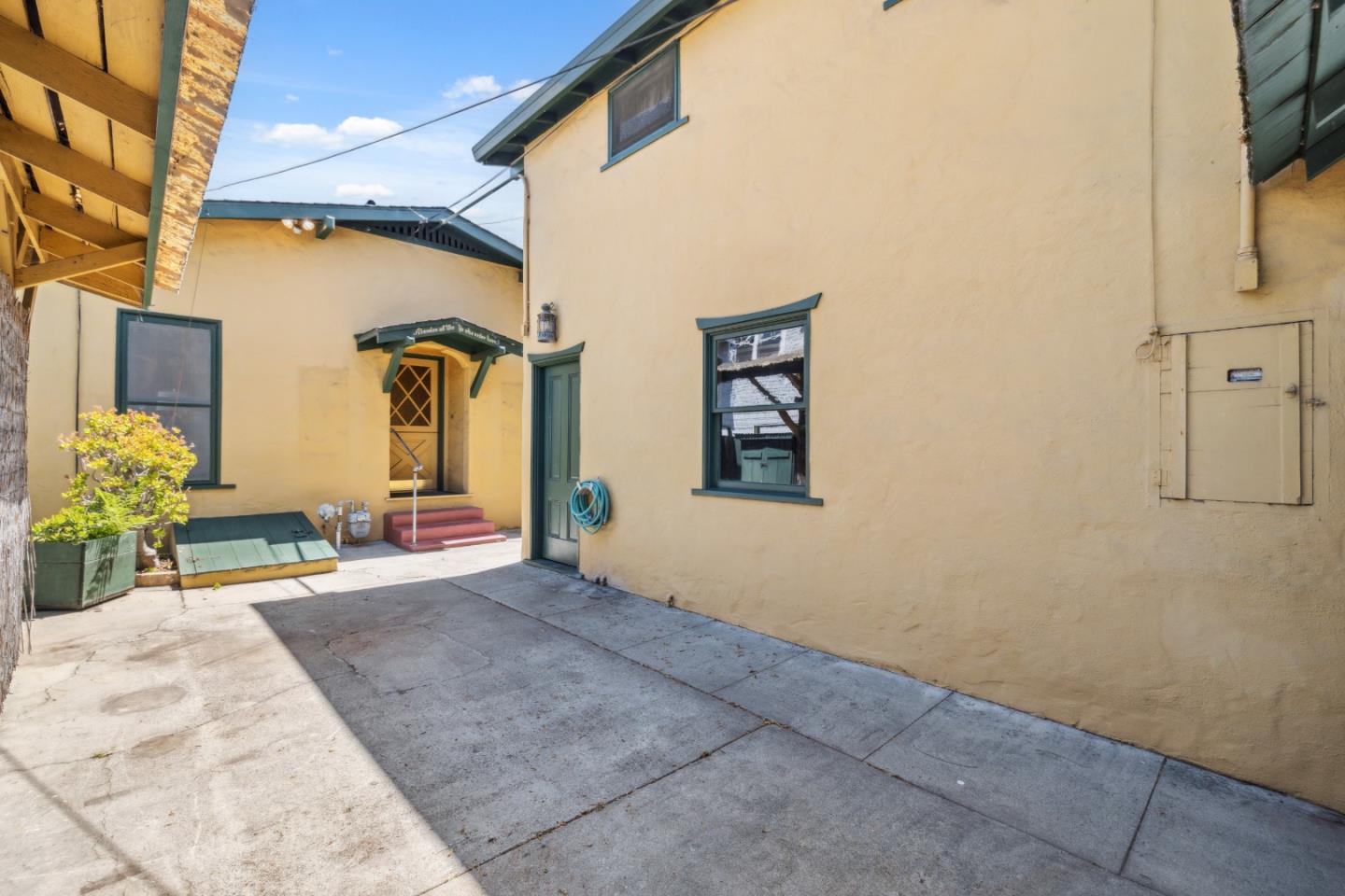 Detail Gallery Image 7 of 31 For 1540 Prospect Ave, Capitola,  CA 95010 - 4 Beds | 2 Baths