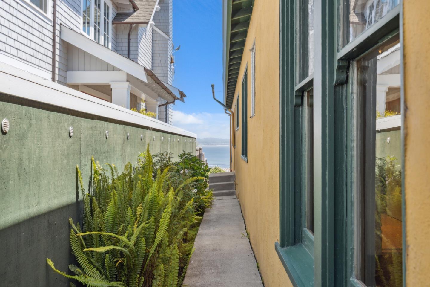 Detail Gallery Image 9 of 31 For 1540 Prospect Ave, Capitola,  CA 95010 - 4 Beds | 2 Baths