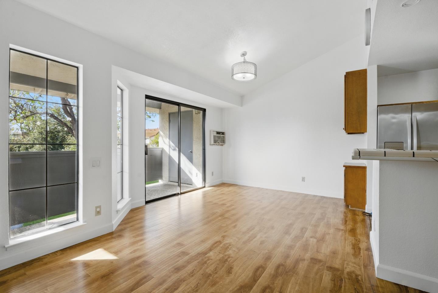 Detail Gallery Image 3 of 23 For 24 Kenbrook Cir, San Jose,  CA 95111 - 2 Beds | 2 Baths