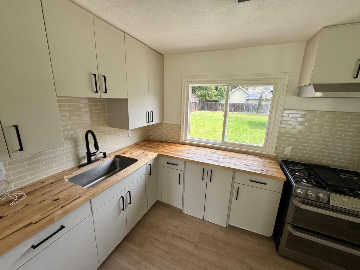 Detail Gallery Image 7 of 17 For 104 5th St, San Juan Bautista,  CA 95045 - 2 Beds | 1 Baths