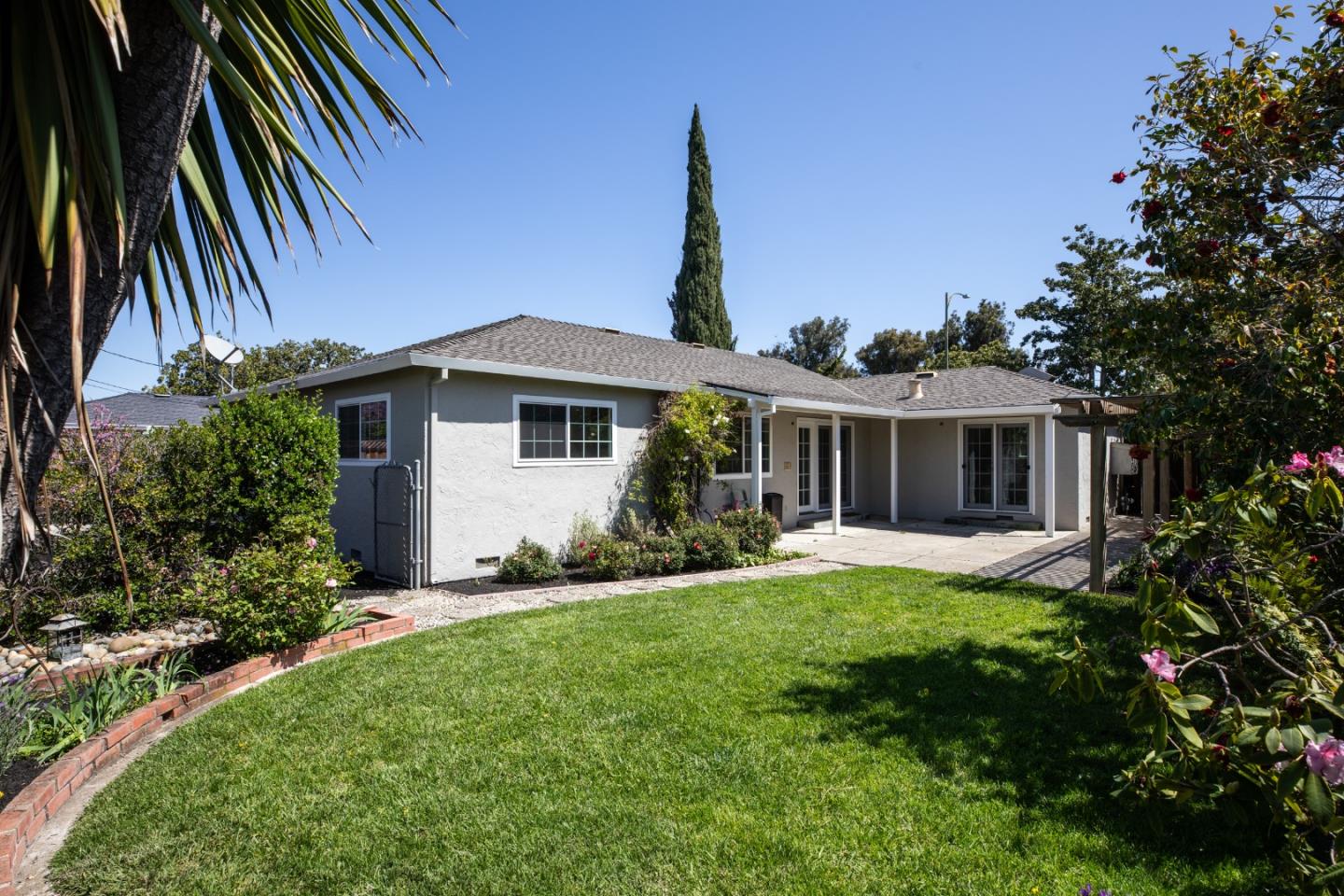 Detail Gallery Image 3 of 18 For 3376 Lubich Dr, Mountain View,  CA 94040 - 3 Beds | 2/1 Baths