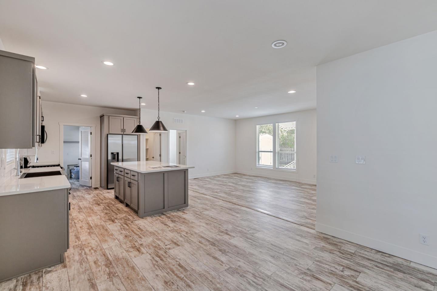 Detail Gallery Image 11 of 29 For 2900 Fairview Rd #34,  Hollister,  CA 95023 - 4 Beds | 2 Baths