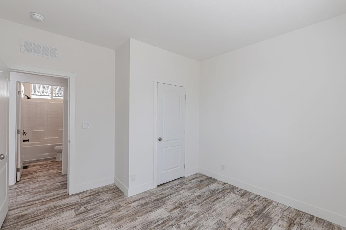 Detail Gallery Image 14 of 29 For 2900 Fairview Rd #34,  Hollister,  CA 95023 - 4 Beds | 2 Baths