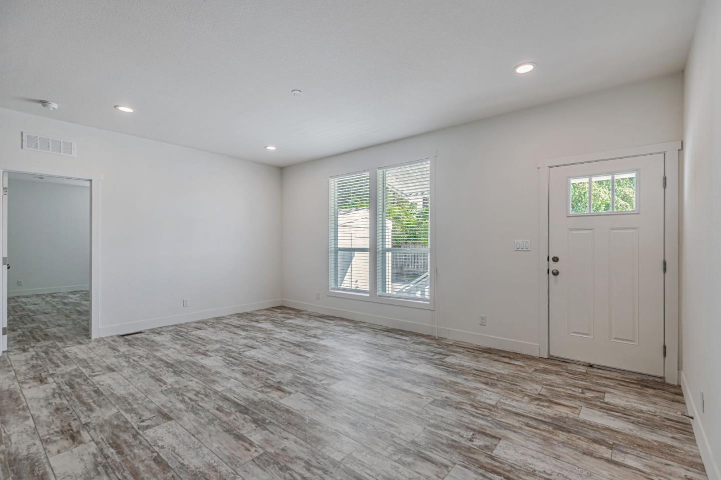 Detail Gallery Image 3 of 29 For 2900 Fairview Rd #34,  Hollister,  CA 95023 - 4 Beds | 2 Baths
