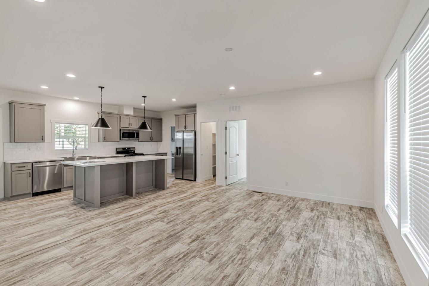Detail Gallery Image 4 of 29 For 2900 Fairview Rd #34,  Hollister,  CA 95023 - 4 Beds | 2 Baths