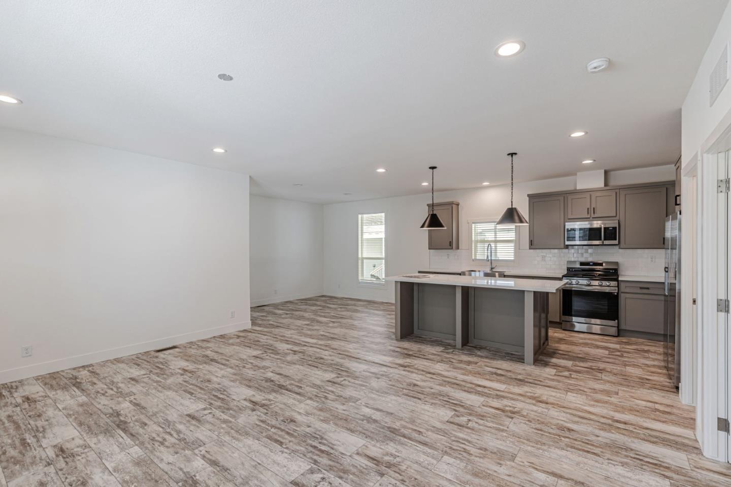 Detail Gallery Image 5 of 29 For 2900 Fairview Rd #34,  Hollister,  CA 95023 - 4 Beds | 2 Baths