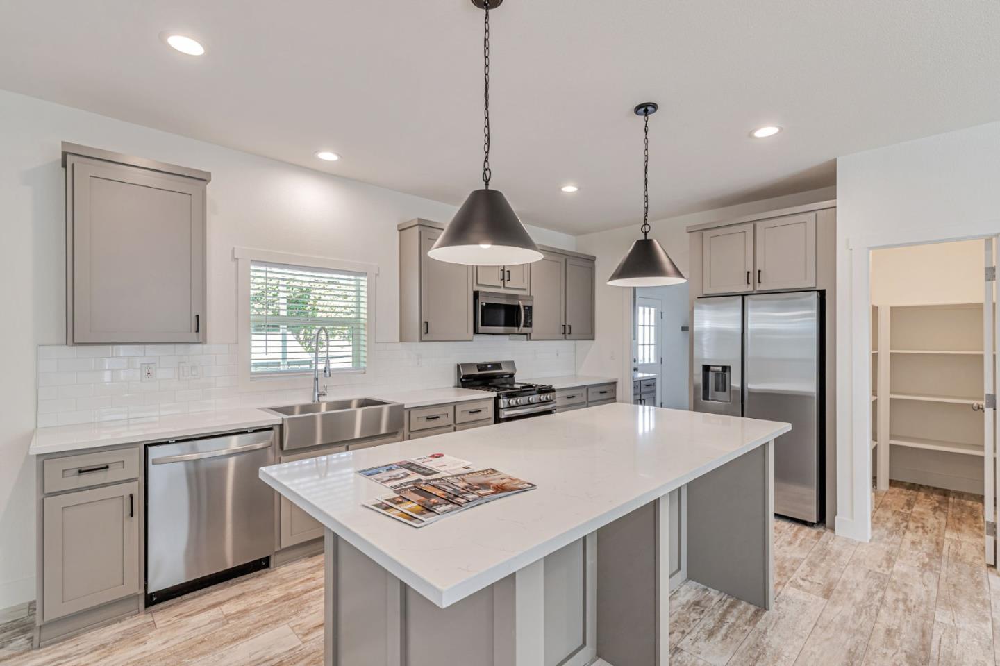 Detail Gallery Image 6 of 29 For 2900 Fairview Rd #34,  Hollister,  CA 95023 - 4 Beds | 2 Baths
