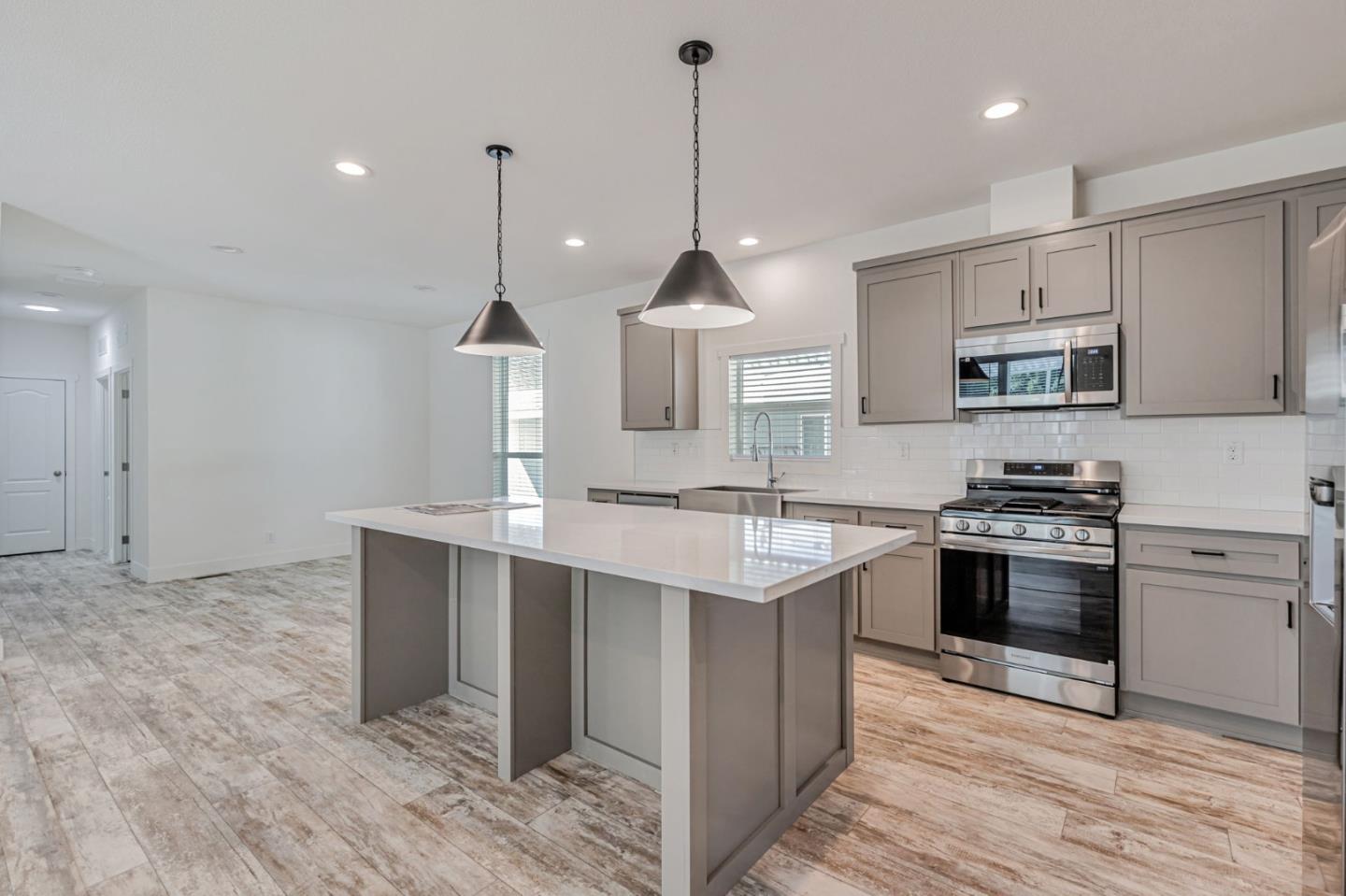 Detail Gallery Image 8 of 29 For 2900 Fairview Rd #34,  Hollister,  CA 95023 - 4 Beds | 2 Baths
