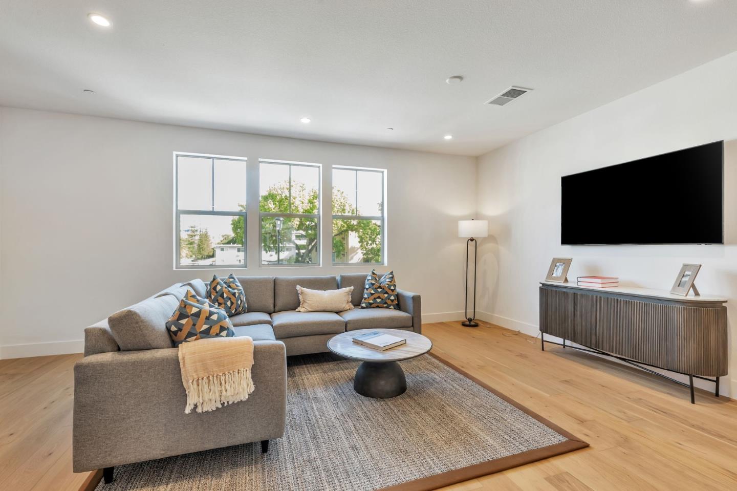 Detail Gallery Image 4 of 10 For 117 Oak Cir, Walnut Creek,  CA 94597 - 4 Beds | 3/1 Baths