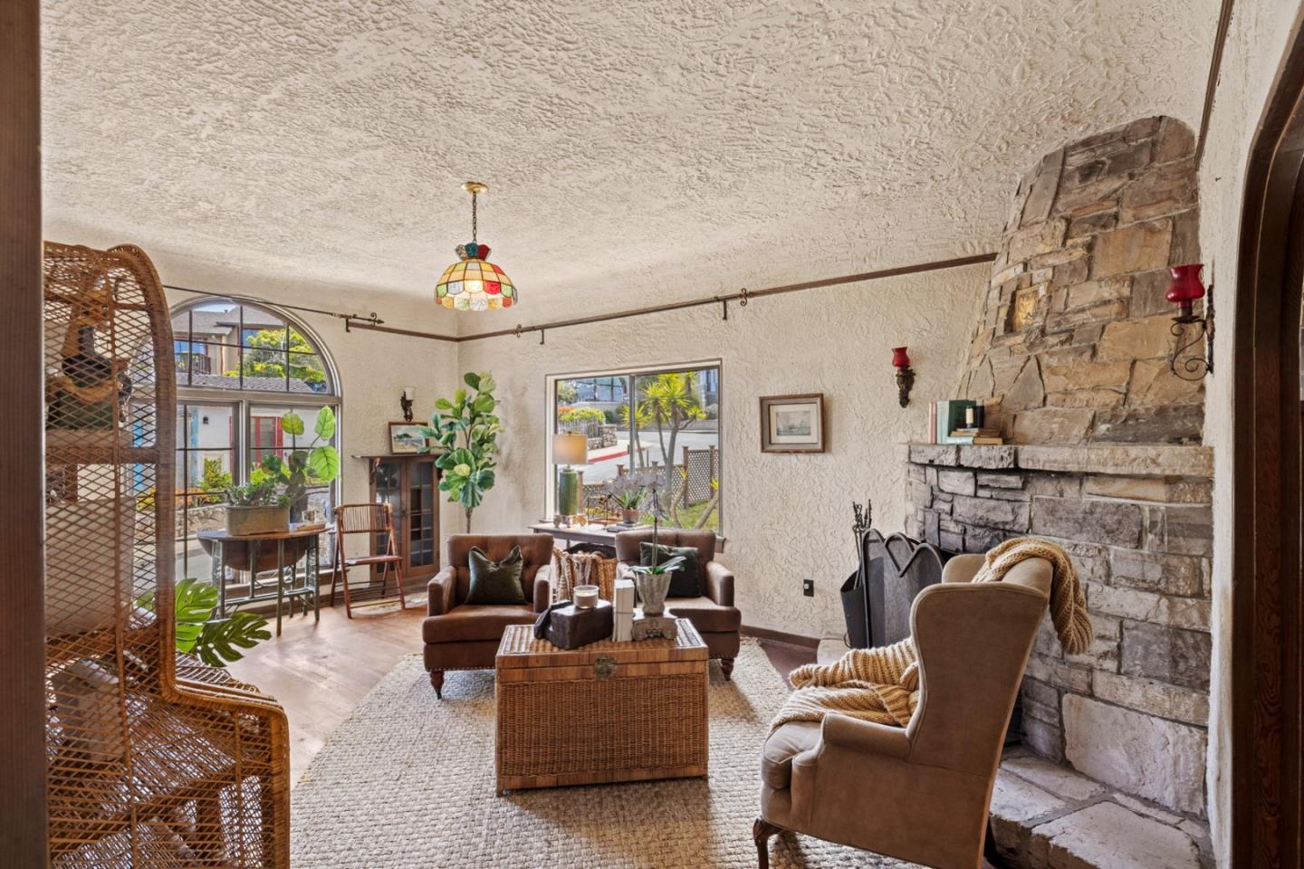 Detail Gallery Image 3 of 23 For 132 1st St, Pacific Grove,  CA 93950 - 2 Beds | 1 Baths