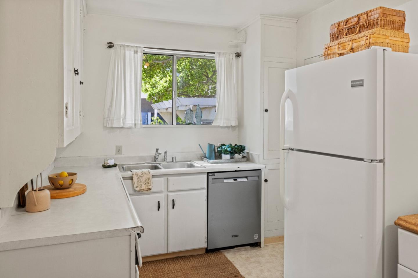 Detail Gallery Image 7 of 23 For 132 1st St, Pacific Grove,  CA 93950 - 2 Beds | 1 Baths