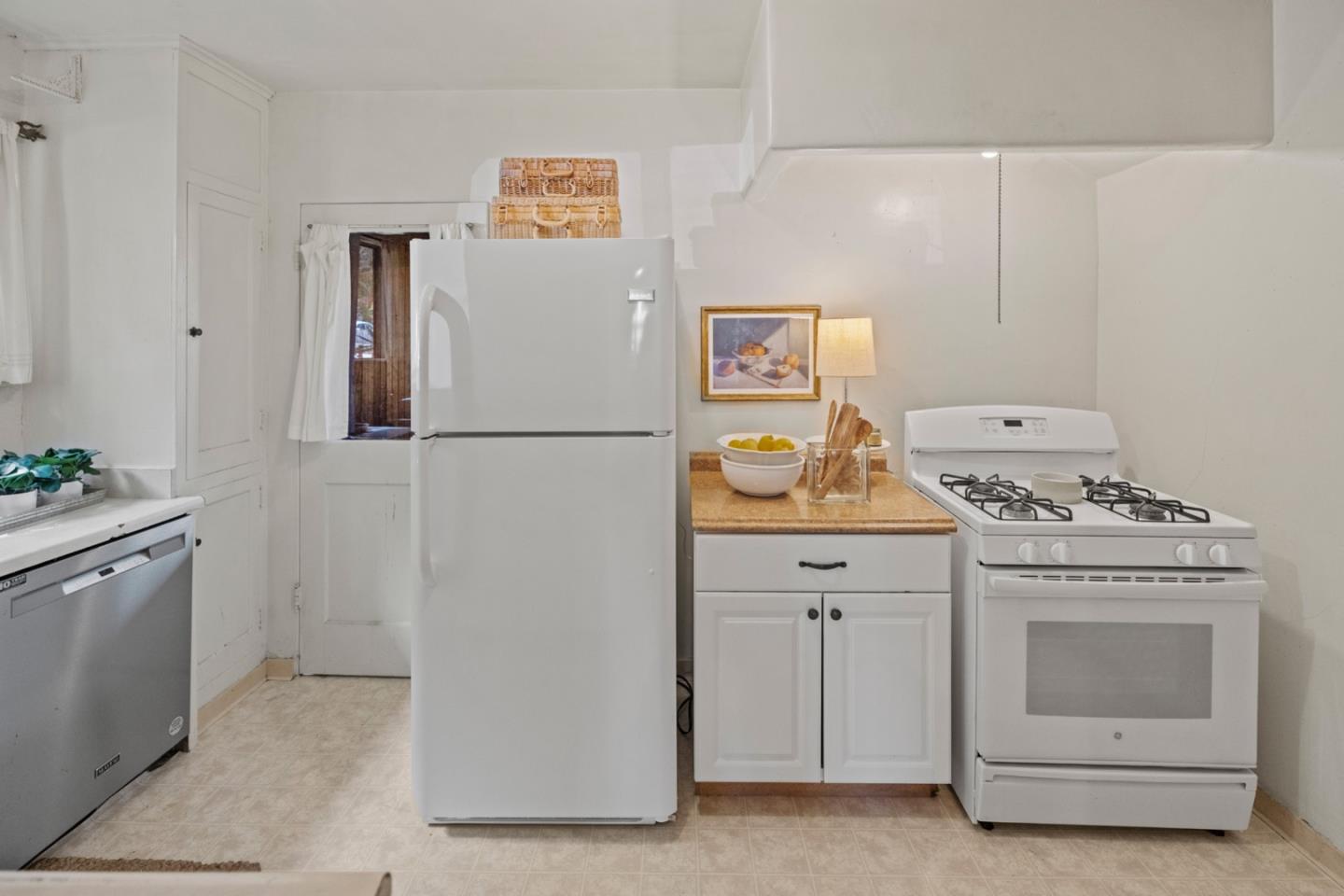 Detail Gallery Image 8 of 23 For 132 1st St, Pacific Grove,  CA 93950 - 2 Beds | 1 Baths