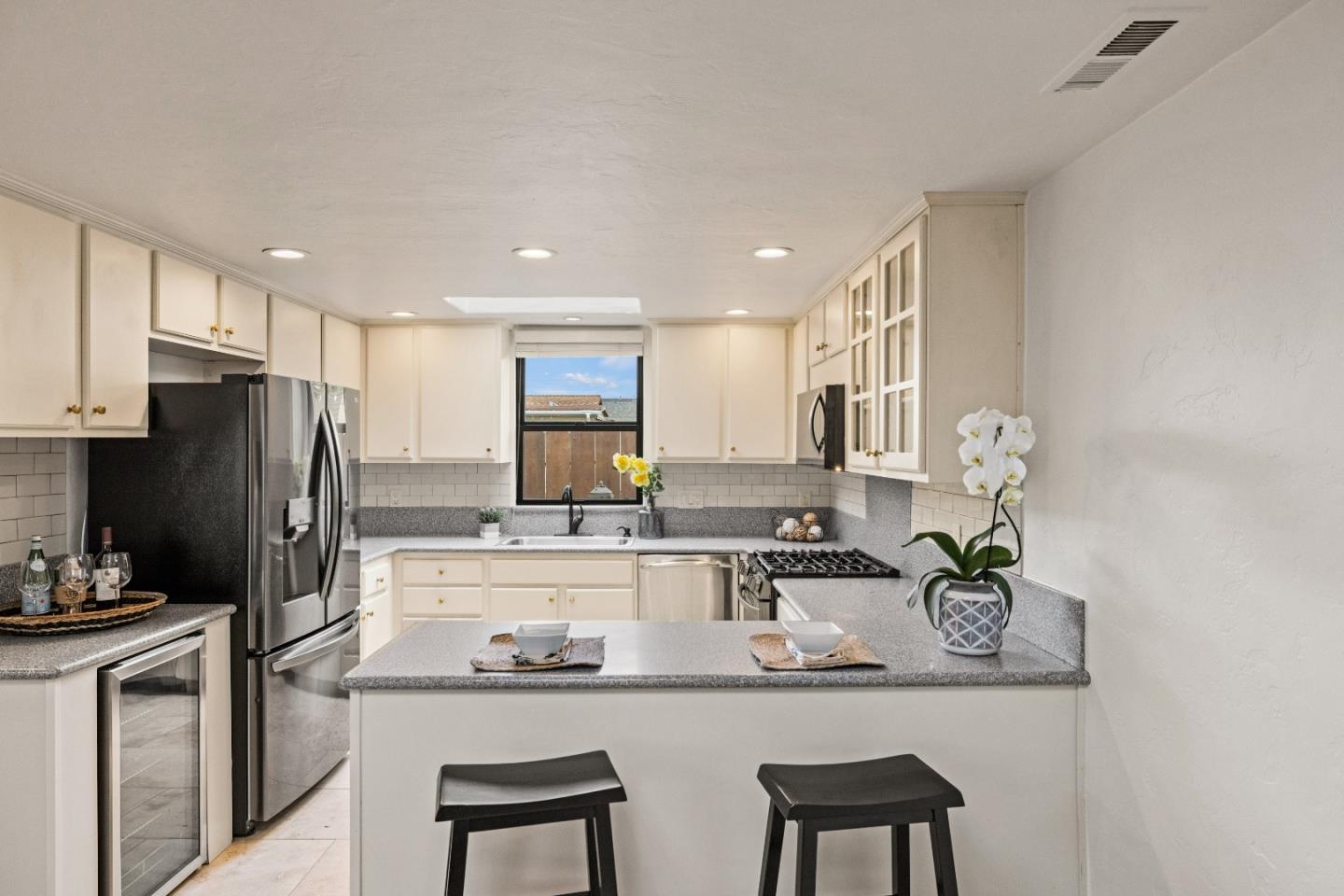 Detail Gallery Image 10 of 39 For 303 Del Robles Ave, Monterey,  CA 93940 - 3 Beds | 3 Baths
