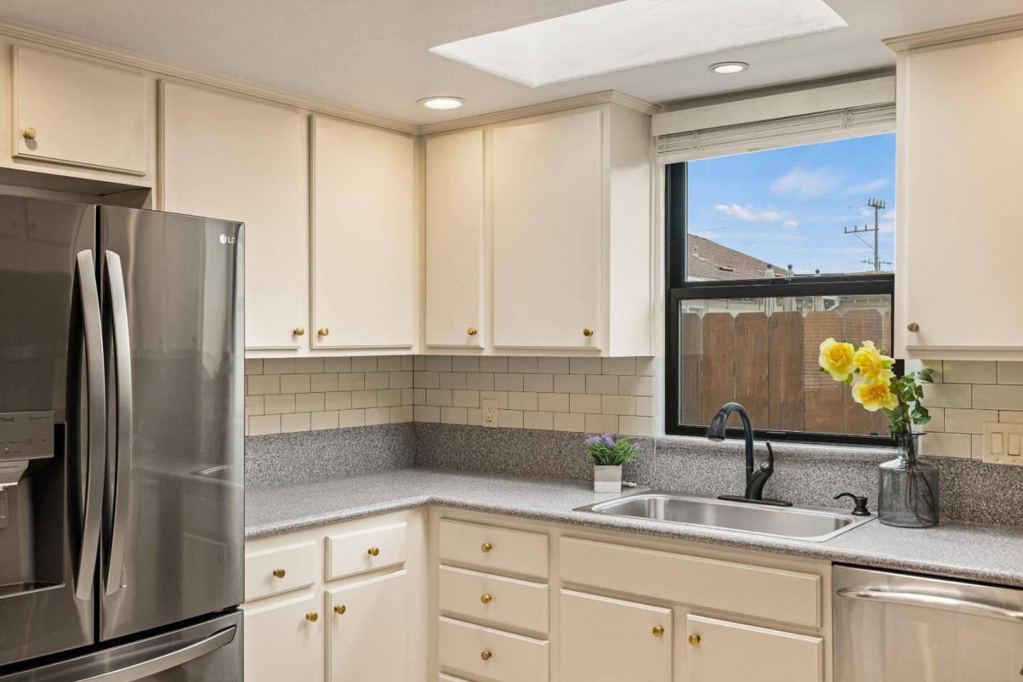 Detail Gallery Image 12 of 39 For 303 Del Robles Ave, Monterey,  CA 93940 - 3 Beds | 3 Baths