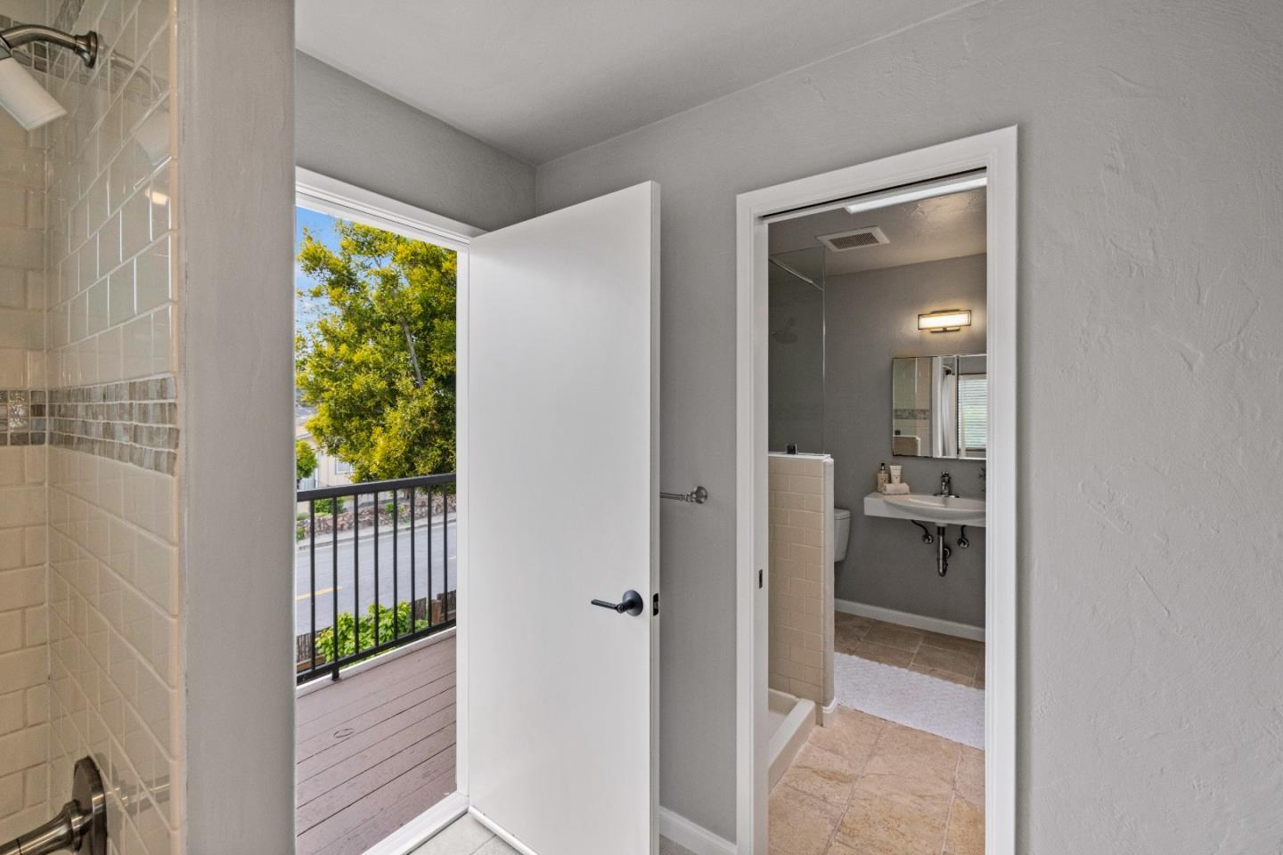 Detail Gallery Image 18 of 39 For 303 Del Robles Ave, Monterey,  CA 93940 - 3 Beds | 3 Baths