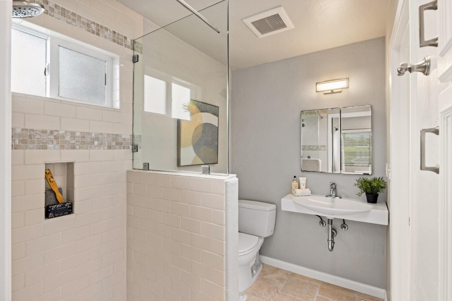 Detail Gallery Image 23 of 39 For 303 Del Robles Ave, Monterey,  CA 93940 - 3 Beds | 3 Baths