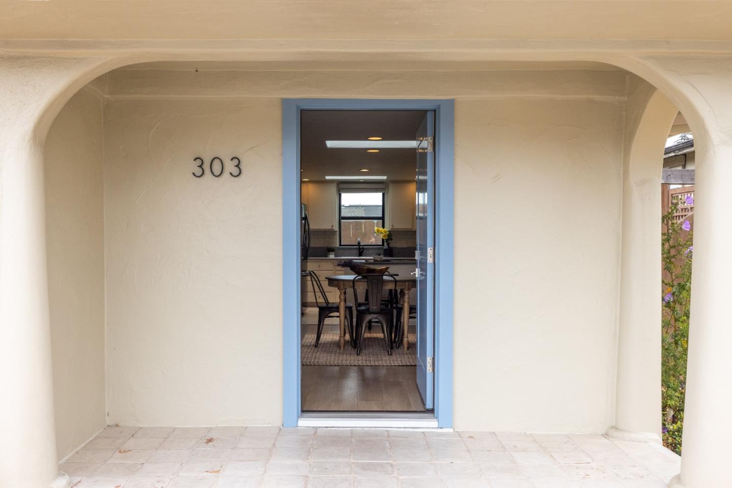 Detail Gallery Image 3 of 39 For 303 Del Robles Ave, Monterey,  CA 93940 - 3 Beds | 3 Baths