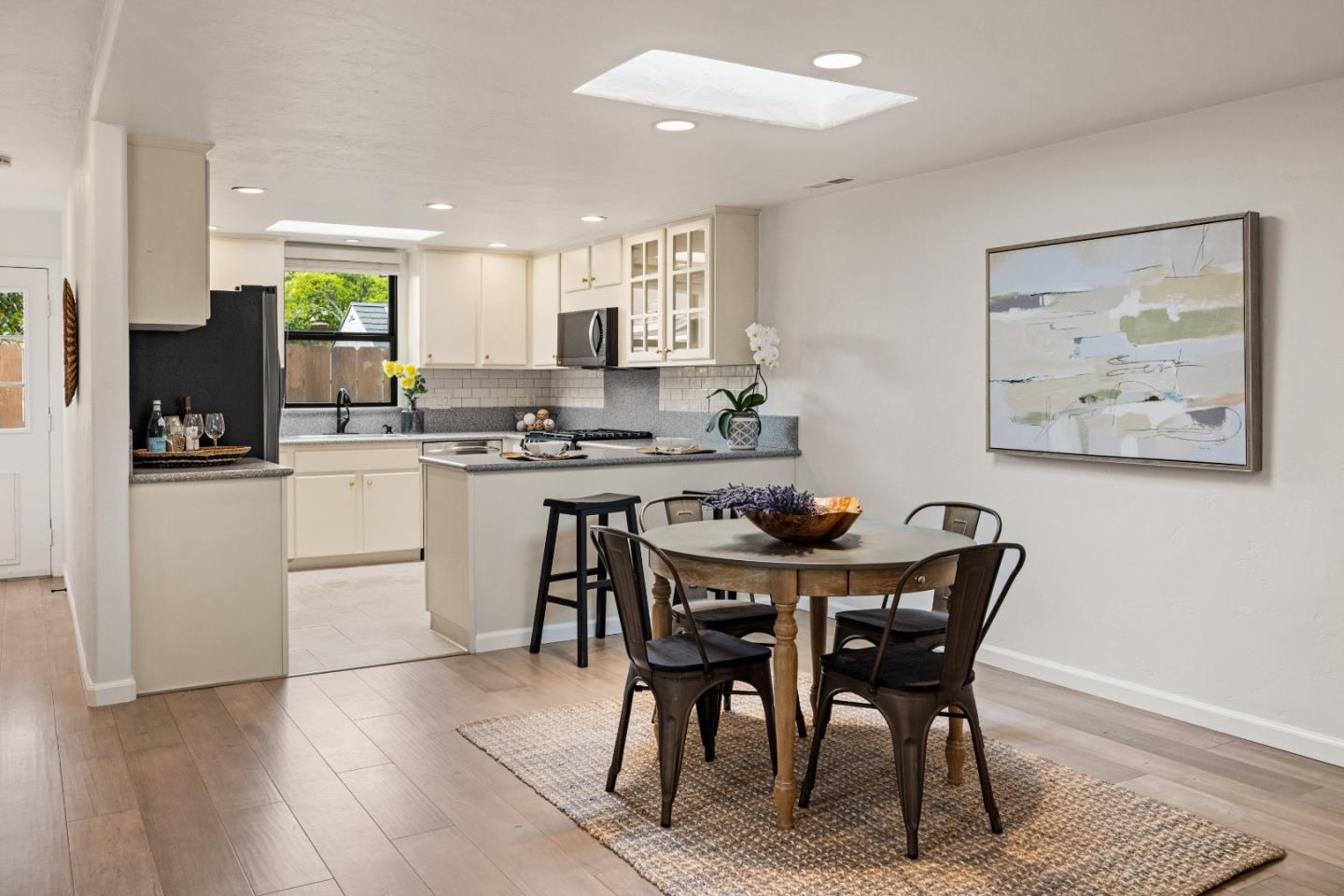 Detail Gallery Image 9 of 39 For 303 Del Robles Ave, Monterey,  CA 93940 - 3 Beds | 3 Baths