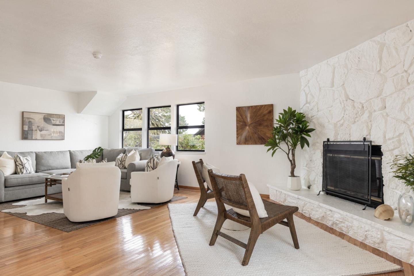 Detail Gallery Image 4 of 19 For 917 Fountain Ave, Pacific Grove,  CA 93950 - 4 Beds | 3/1 Baths