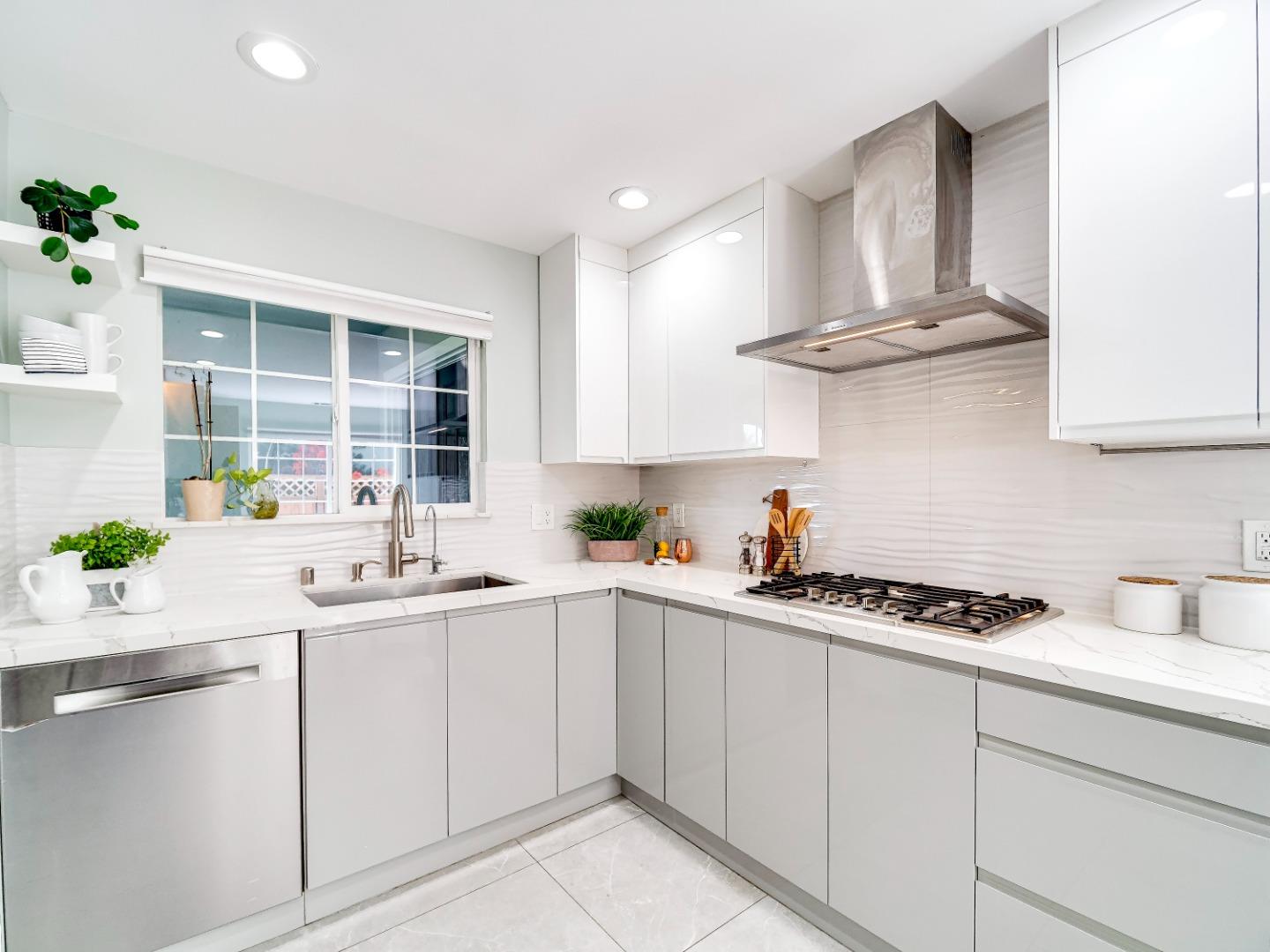 Detail Gallery Image 5 of 38 For 1067 Beaumont Dr, San Jose,  CA 95129 - 3 Beds | 2 Baths