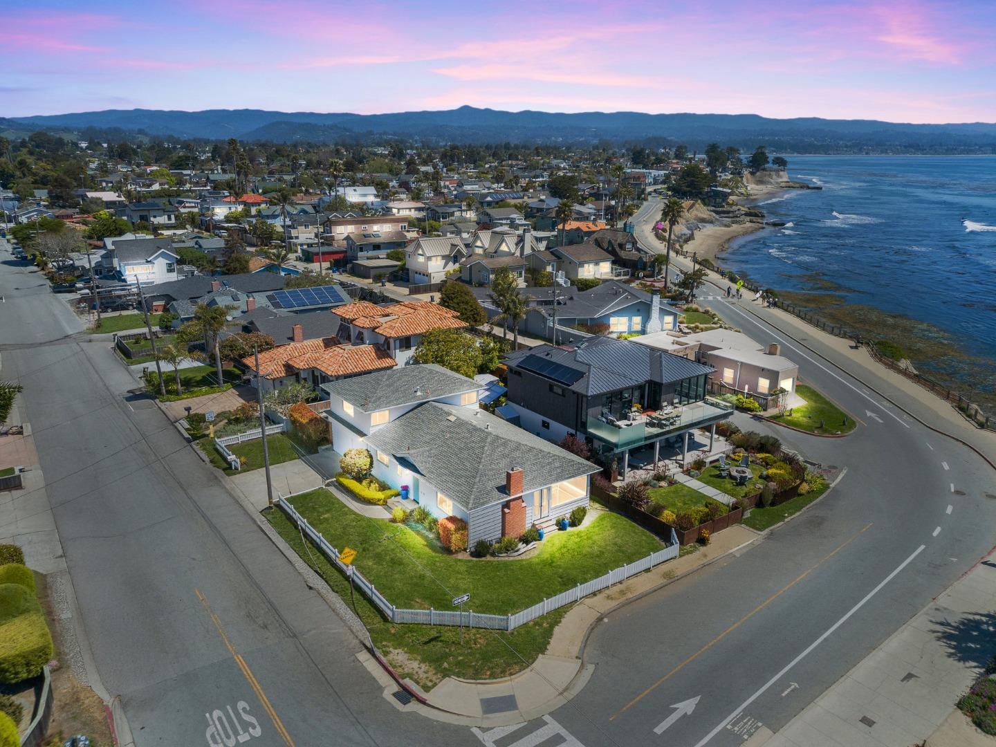 Detail Gallery Image 2 of 61 For 102 32nd Ave, Santa Cruz,  CA 95062 - 3 Beds | 2 Baths