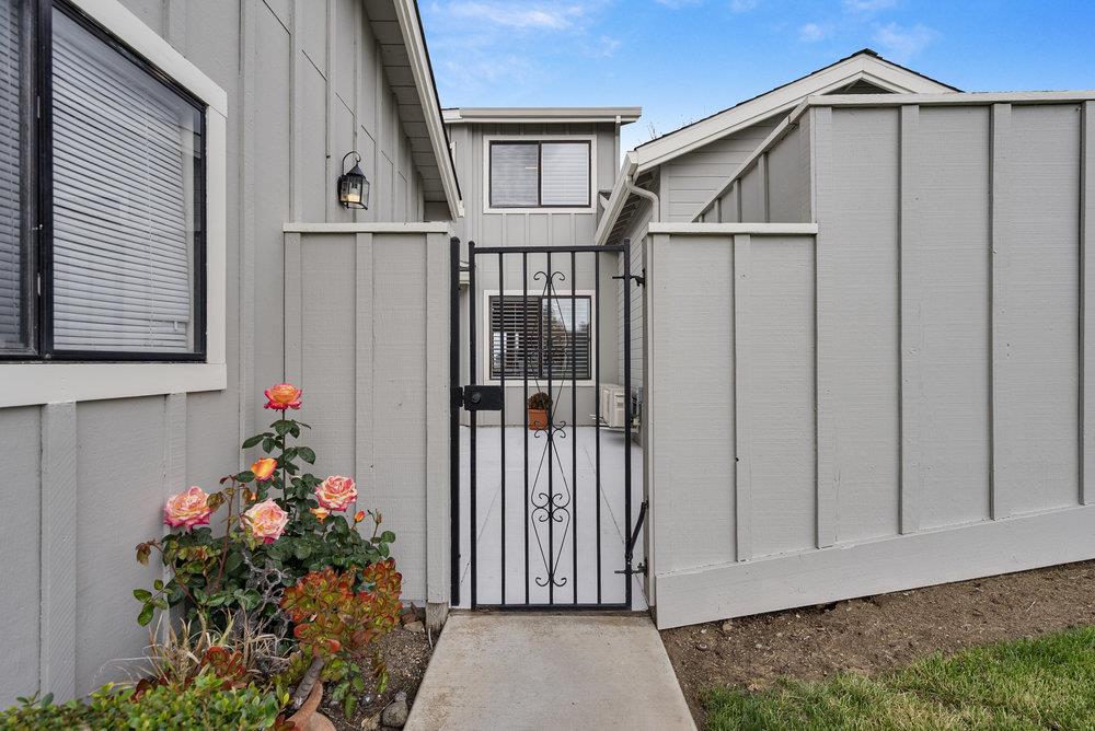 Detail Gallery Image 3 of 31 For 892 Duffin Dr, Hollister,  CA 95023 - 2 Beds | 3 Baths