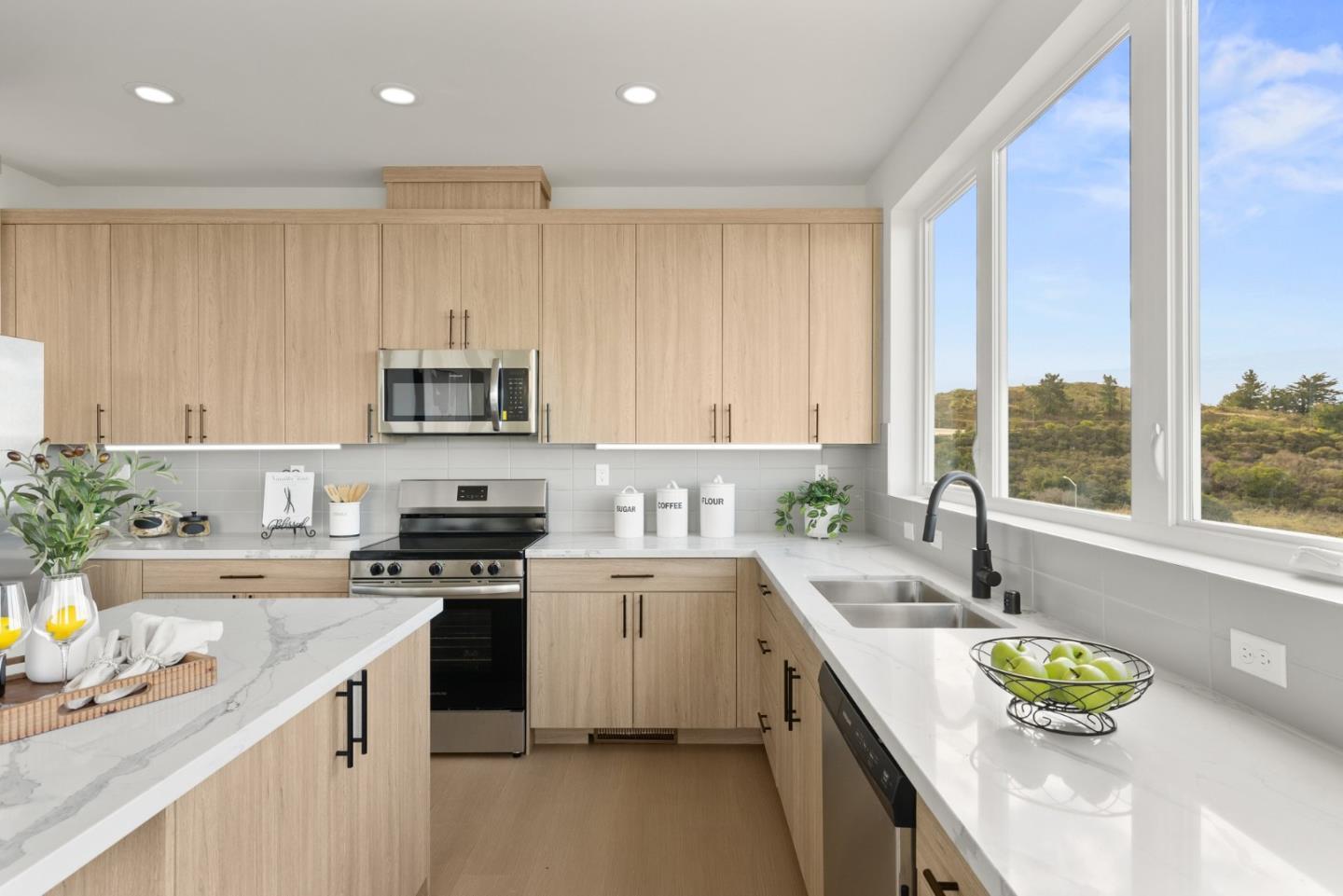 Detail Gallery Image 12 of 50 For 803 Fassler Ave, Pacifica,  CA 94044 - 2 Beds | 2/1 Baths