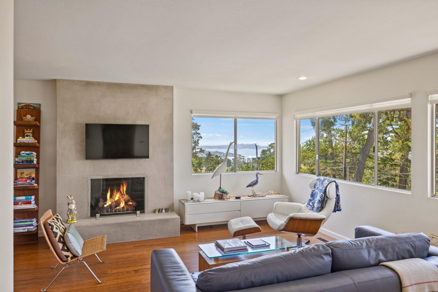 Detail Gallery Image 3 of 39 For 24735 Dolores St, Carmel,  CA 93923 - 2 Beds | 2 Baths