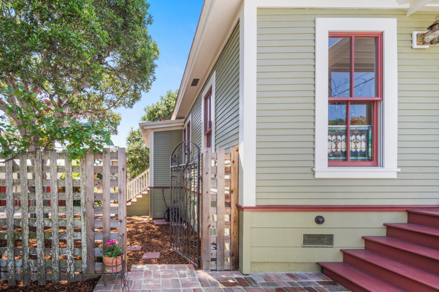 Detail Gallery Image 4 of 35 For 519 Dickman Ave, Monterey,  CA 93940 - 2 Beds | 2 Baths