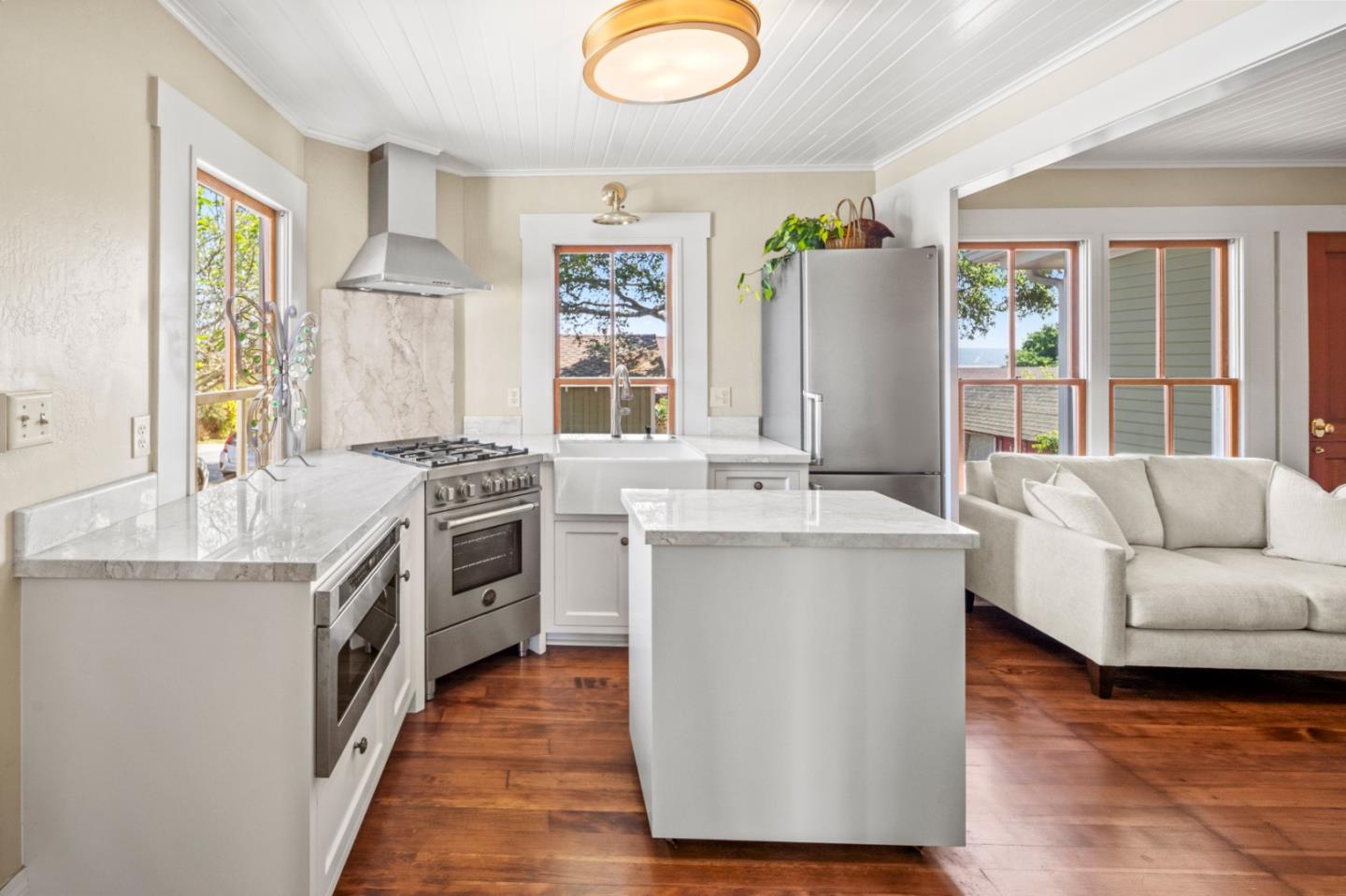 Detail Gallery Image 6 of 35 For 519 Dickman Ave, Monterey,  CA 93940 - 2 Beds | 2 Baths