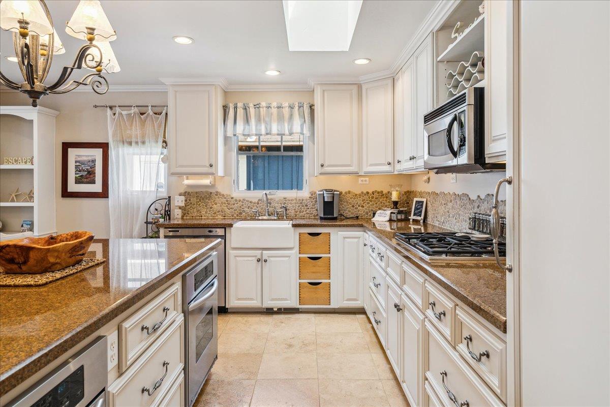 Detail Gallery Image 18 of 48 For 161 Pacific Ave, Pacific Grove,  CA 93950 - 2 Beds | 2 Baths