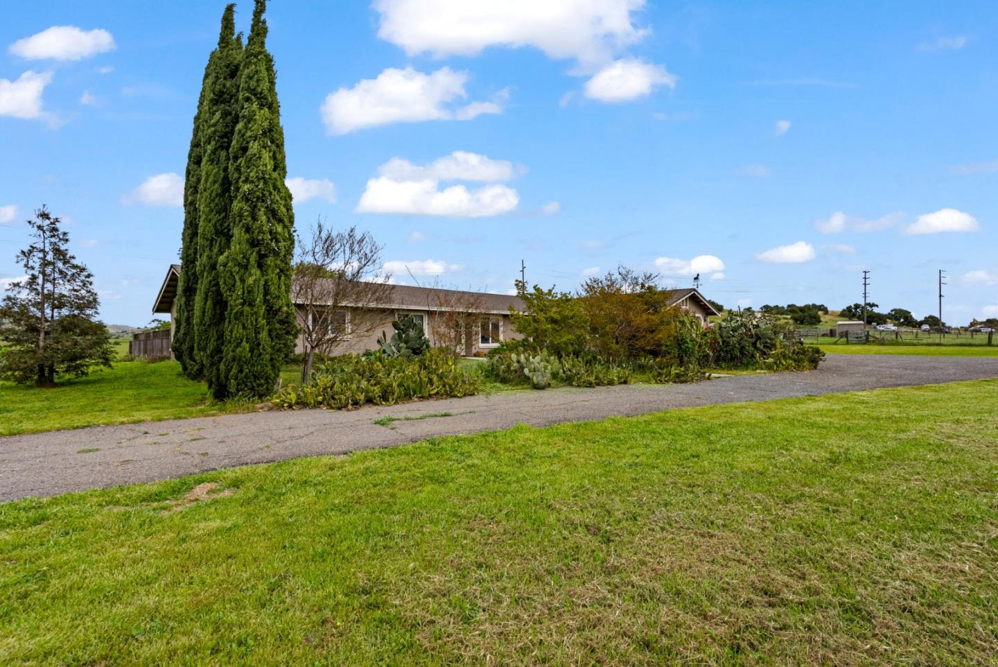 Detail Gallery Image 10 of 125 For 38780 Dinosaur Point Rd, –,  CA 95023 - 3 Beds | 2/1 Baths